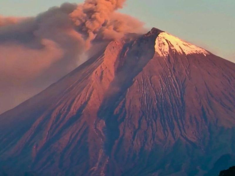 ¡Alerta! Emisión de ceniza y bramidos del volcán Sangay