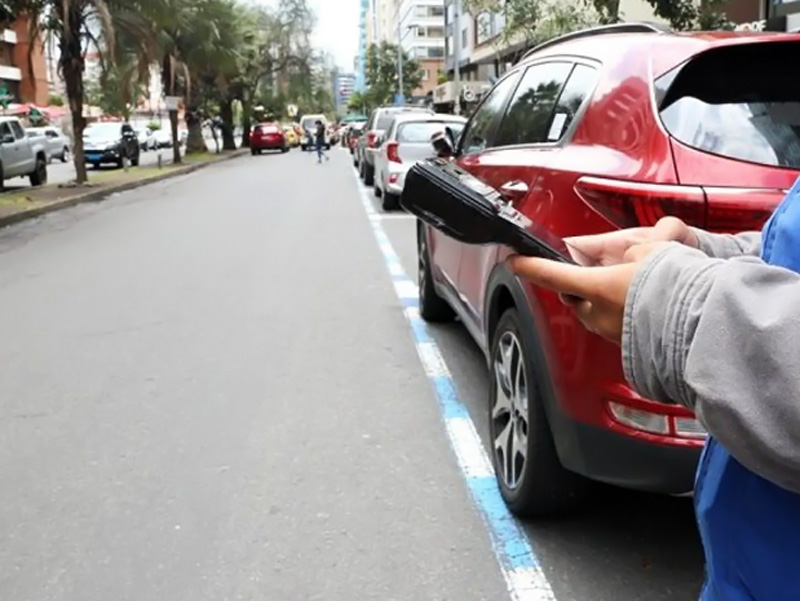 Autos eléctricos podrán estacionarse gratis en las zonas ‘azul’ y parqueaderos municipales