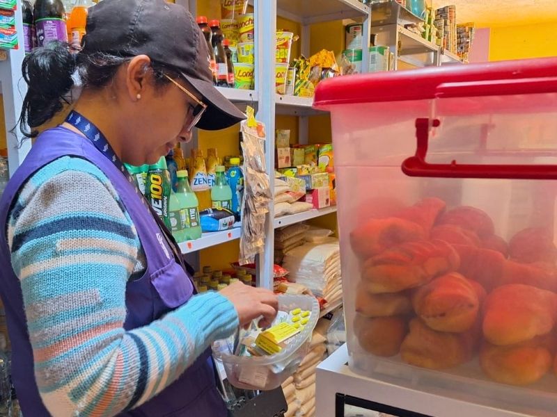 Decomisan más de 200 medicamentos caducados y sin registro sanitario en tienda de Perucho