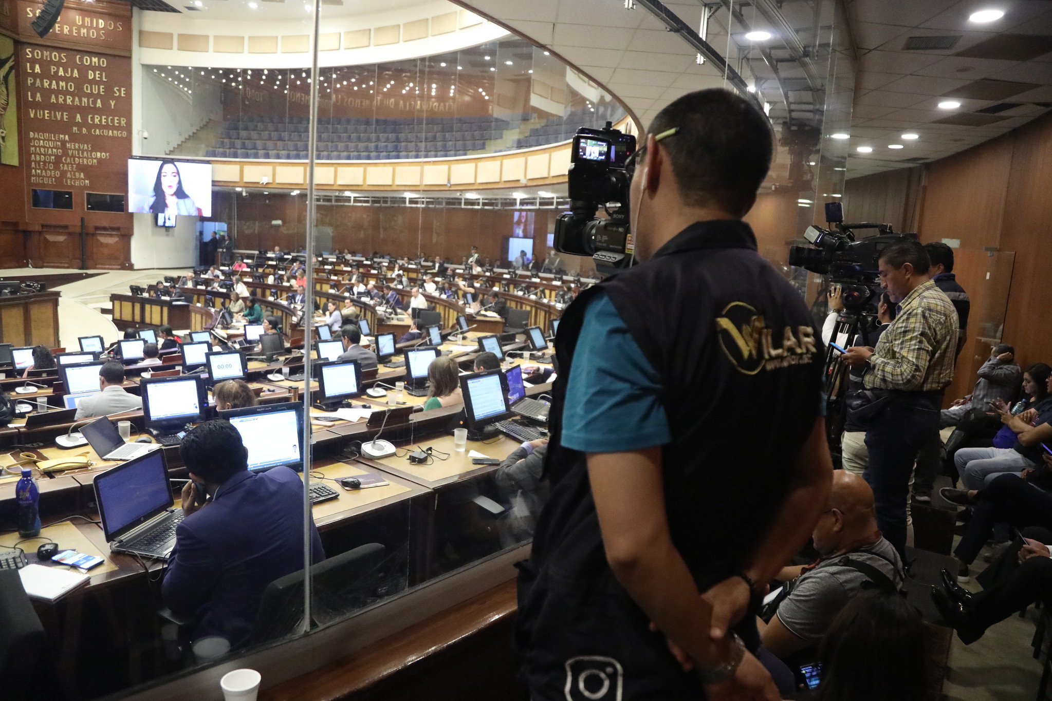 Asamblea desconoce la suspensión a Verónica Abad y convoca a la Ministra de Trabajo