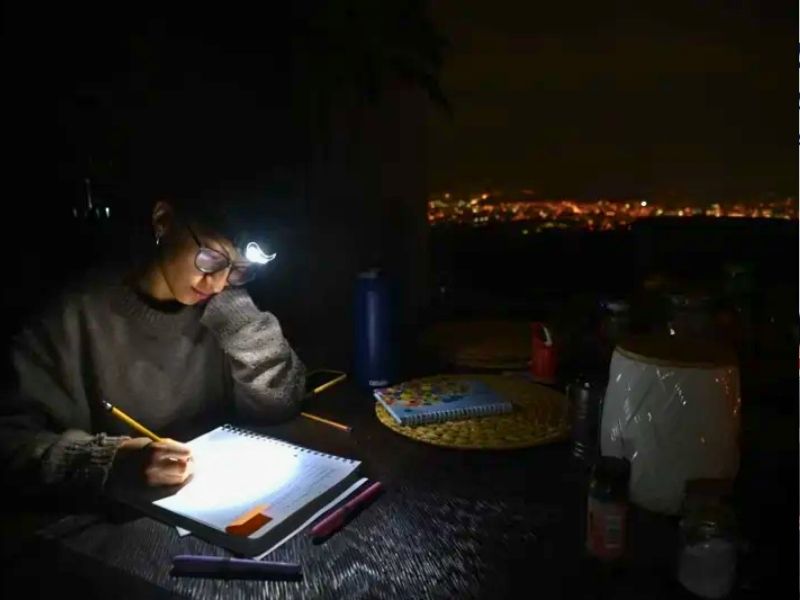 ‘Es como volver al siglo XVIII’: los apagones que tienen a Ecuador 12 horas sin luz por día