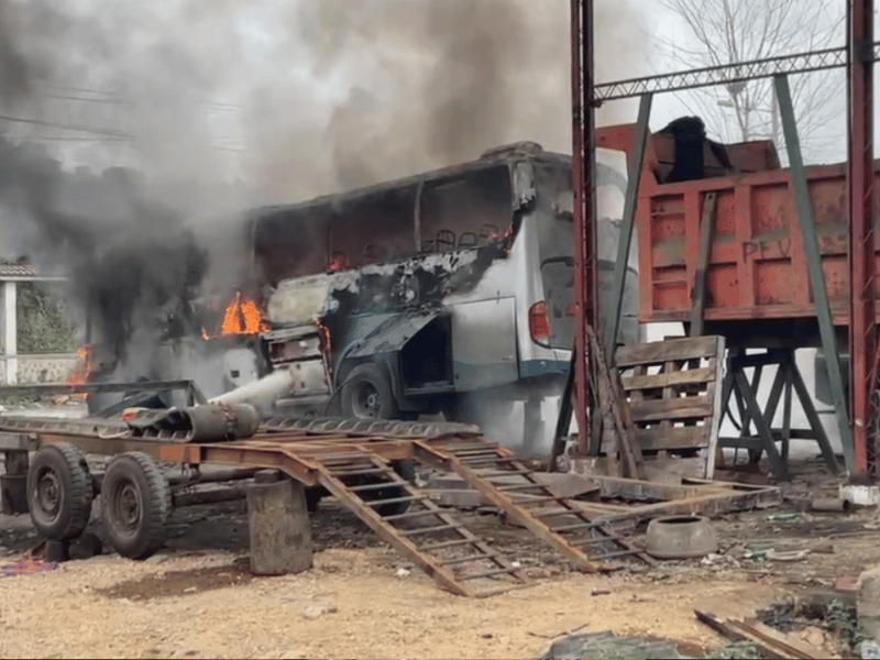 Bus interprovincial incendiado en La Troncal; se sospecha de acción delictiva