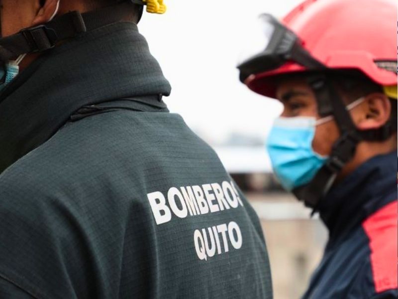 Cuerpo de Bomberos de Quito se une a las labores contra incendios en Azuay