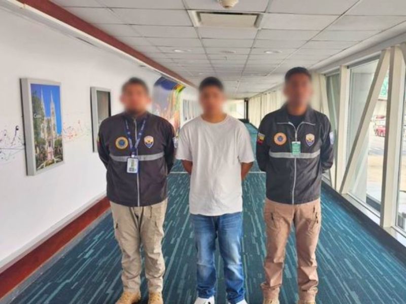 Detenido ecuatoriano buscado por Interpol tras llegar desde Estados Unidos