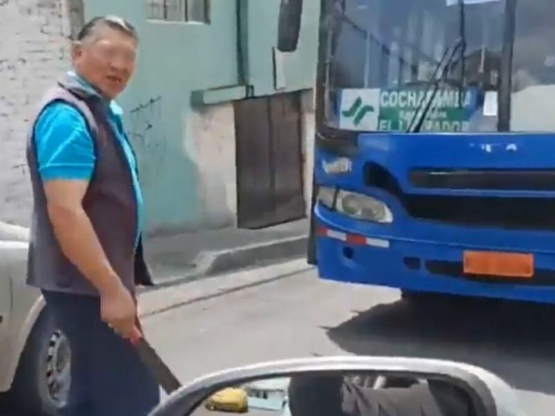 Conductor amenaza con machete a otro durante altercado de tránsito en Quito