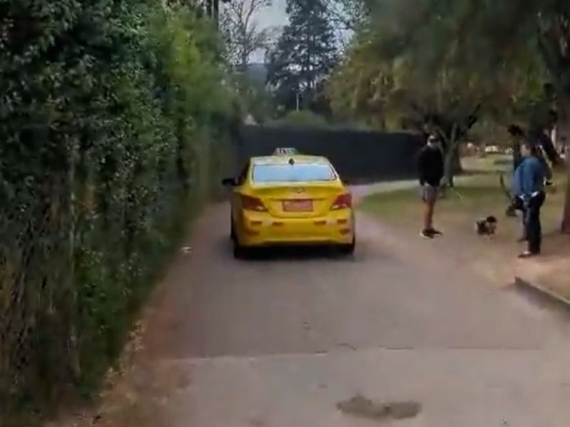 Taxi invade parque La Carolina y desata indignación en Quito