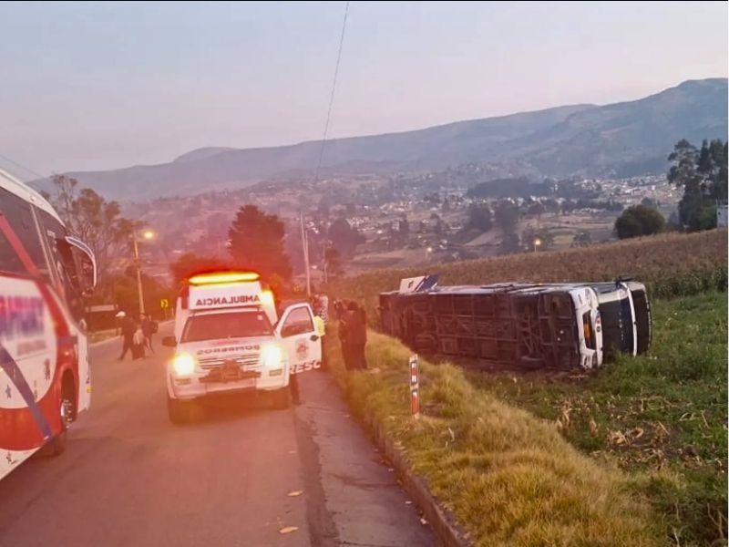 Bus con 30 pasajeros se vuelca en Cañar