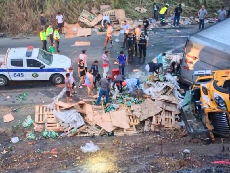 Camión se voltea en la vía Ventanas – Zapotal, bloqueando la carretera en Los Ríos