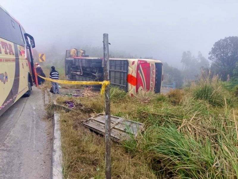 Bus con pasajeros se vuelca en la vía Cuenca-Loja: hay varios heridos