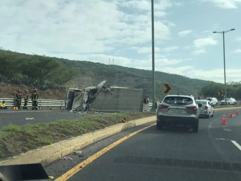 ¡Accidente bloquea la vía Collas! Camión volcado interrumpe el tránsito hacia el aeropuerto de Quito