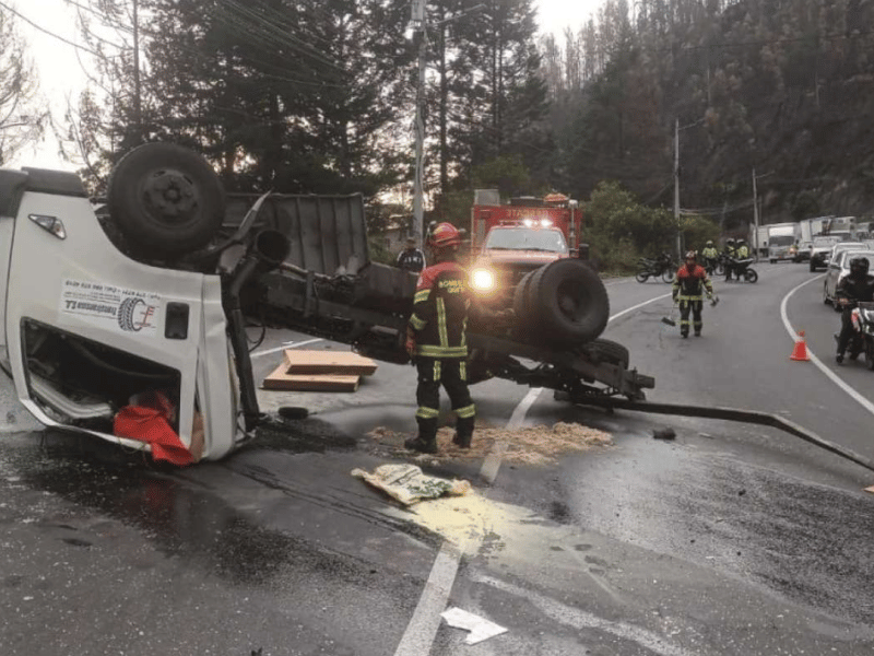 Avenida Simón Bolívar: Dos fallecidos tras volcamiento de un camión