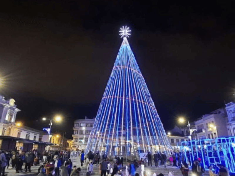 Árbol de Navidad más grande del país se encenderá en medio de la crisis energética