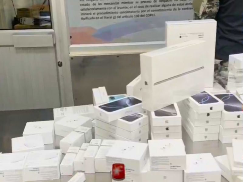 Decomisan más de 130 celulares de alta gama y otros equipos en el Aeropuerto de Guayaquil