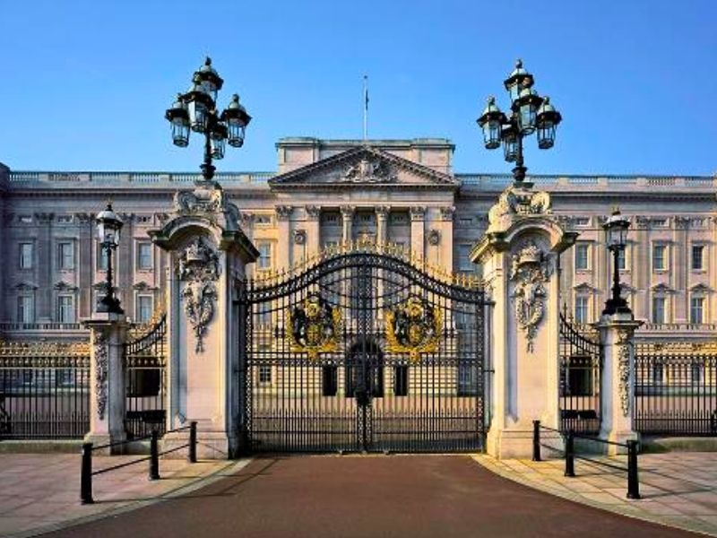 Carlos III ordena el cierre del Palacio de Buckingham por tres años