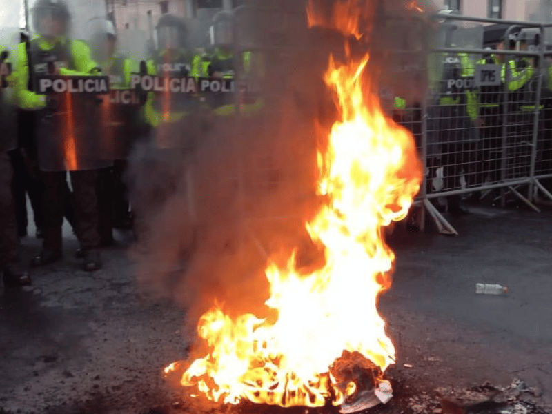 10 manifestantes detenidos y tres policías heridos en el primer balance de las manifestaciones contra Noboa