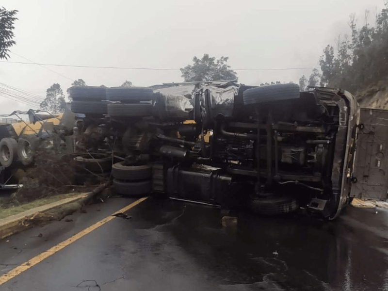 Siniestro de un tanquero provoca cierre en la avenida Simón Bolívar en Quito