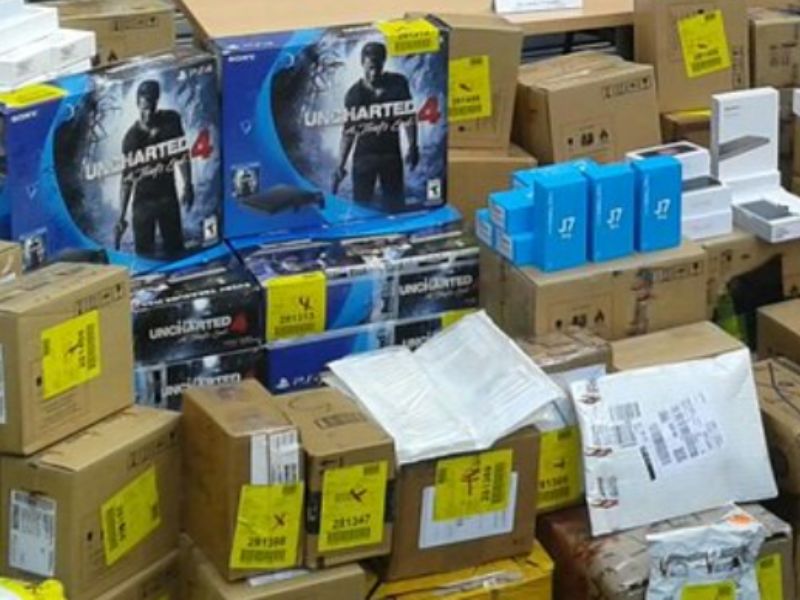 Aduanas: declararon rollos de papel para ocultar celulares de alta gama y consolas PlayStation”