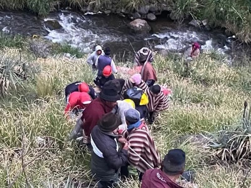 Tragedia en la vía Llangahua-Simiatug: Cinco muertes tras caída de camioneta al abismo