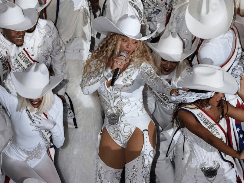 Beyoncé deslumbra en el debut de la NFL en Netflix y genera polémica con un gesto inesperado