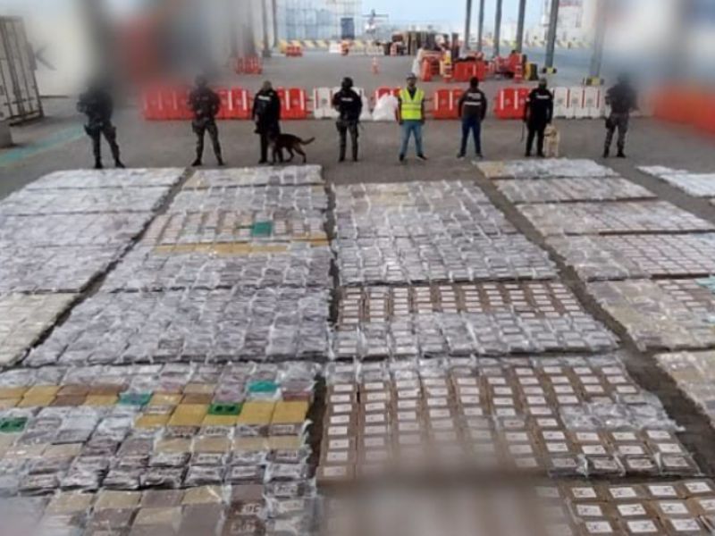 Canes de la Policía frustran el envío de más de 3 toneladas de cocaína