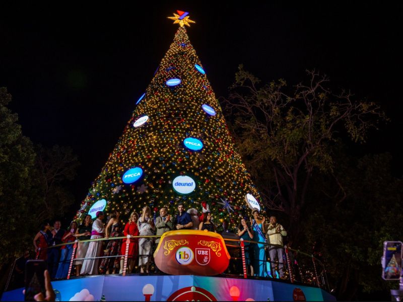 Guayaquil enciende su árbol de Navidad con ‘energía limpia’ en medio de la crisis energética