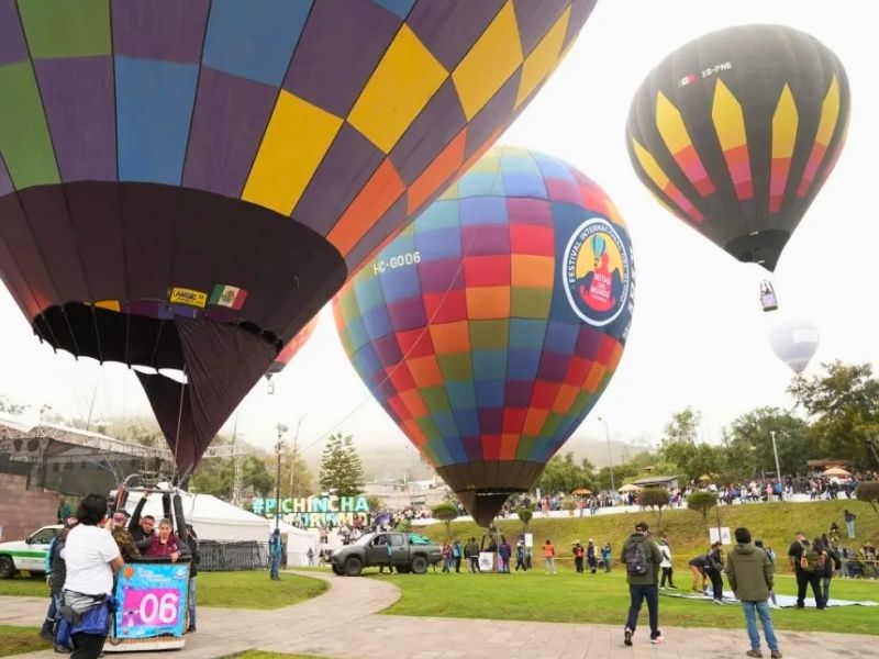 Globos aerostáticos colorean el cielo de San Antonio de Pichincha en el festival de la Mitad del Mundo