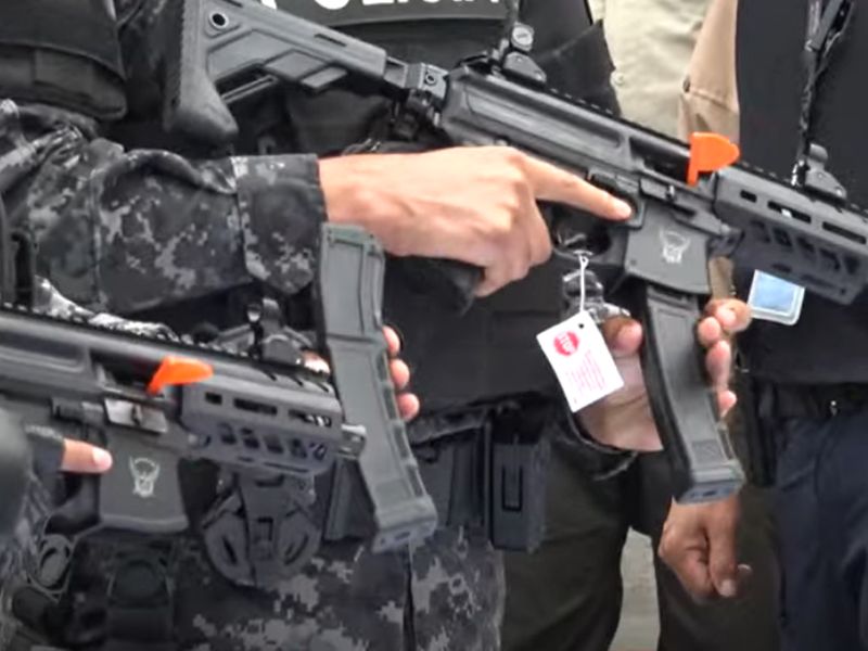 Policía recibe 1.700 subfusiles 9mm como equipamiento en Los Ríos