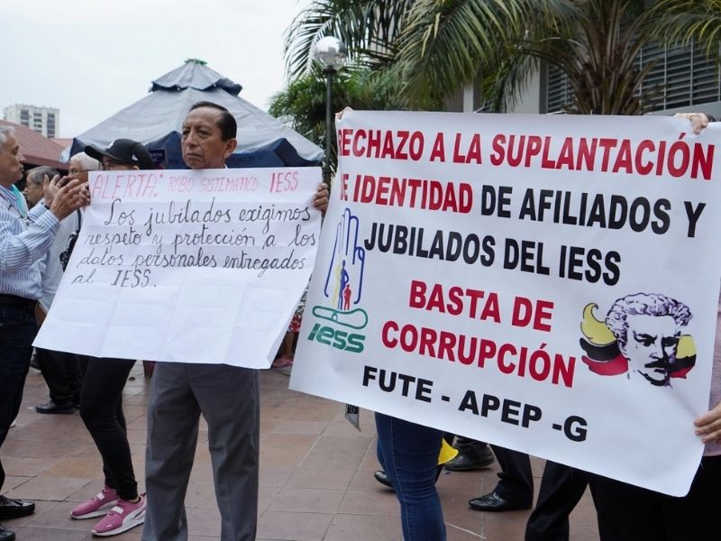 Protestas en Guayaquil: jubilados del IESS denuncian fraude con préstamos quirografarios