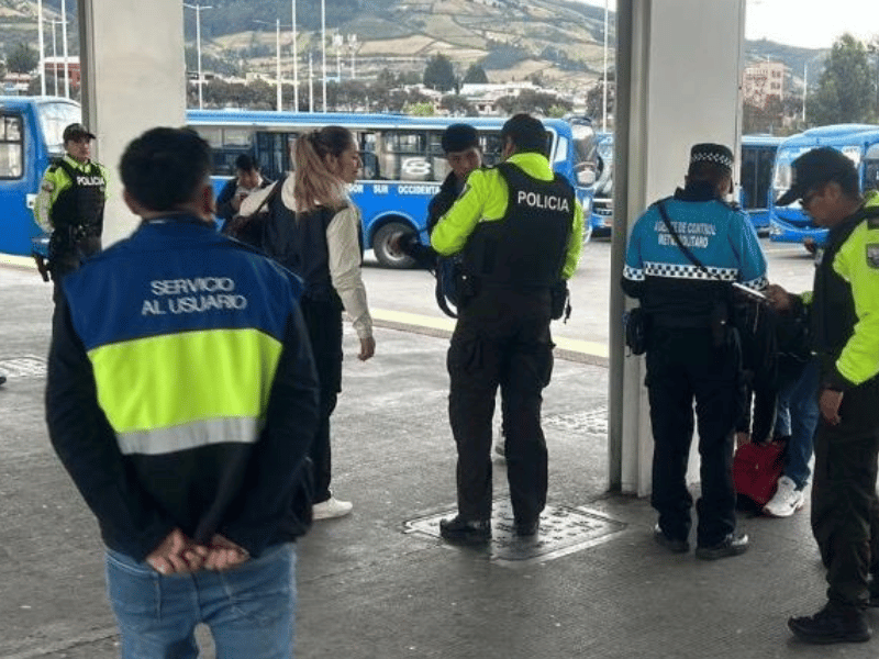 Pasajeros heridos tras violento asalto a bus en ruta a Tumbaco