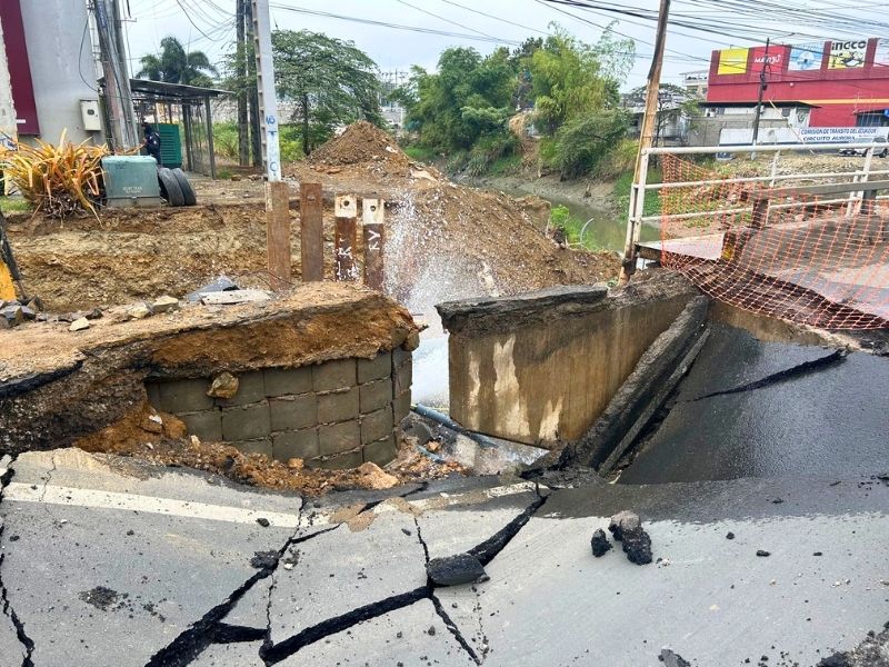 Socavón afecta la avenida León Febres Cordero en Daule