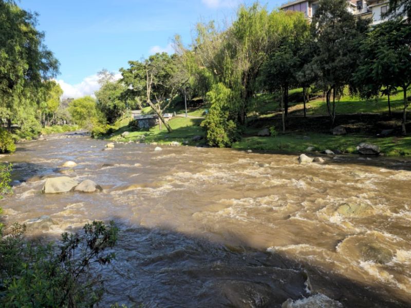 Así luce hoy el río Tomebamba en Cuenca, con buen caudal 