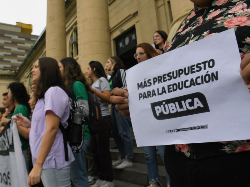 Argentina endurece su política migratoria y propone aranceles para estudiantes extranjeros 