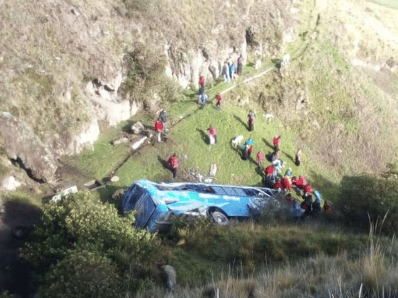 Tres fallecidos y varios heridos en grave accidente en Guamote