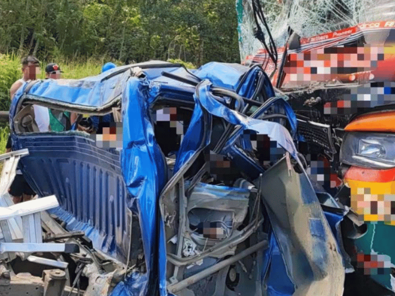 Dos fallecidos tras siniestro entre un bus y una camioneta en la Joya de los Sachas