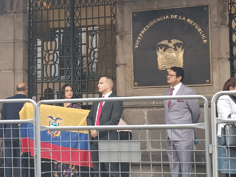 Abad acude al edificio de la Vicepresidencia: ‘Tienen cinco minutos para abrirme la puerta’