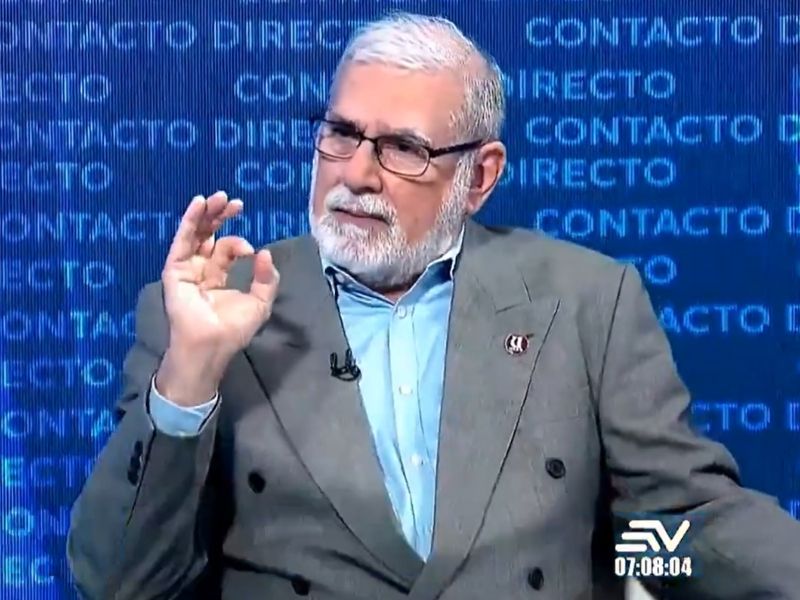 Alberto Dahik critica el enfoque populista y la falta de reflexión económica en Ecuador