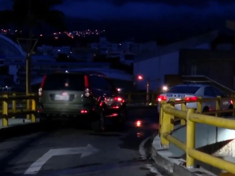 Vehículo abandonado tras choque causa cierre vial en la av. República en Quito