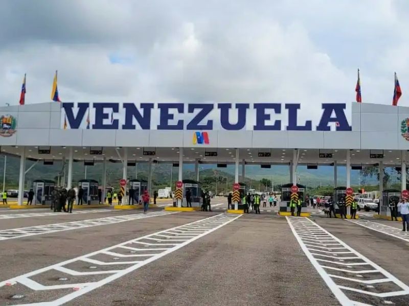 Maduro cierra la frontera con Colombia y suspende vuelos en medio de tensiones políticas