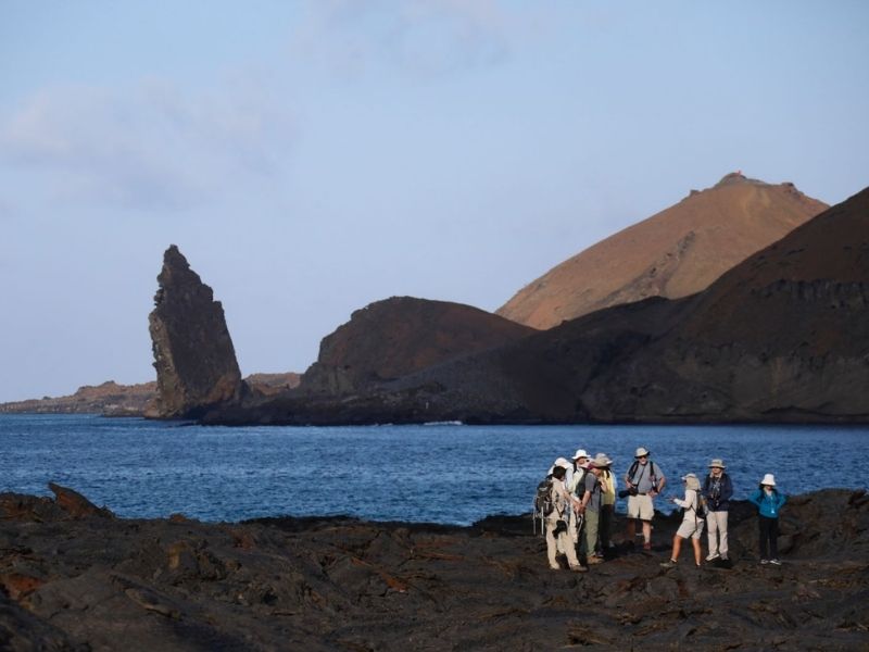 Contaminación fecal obliga a restringir ingreso al agua en dos playas de Galápagos