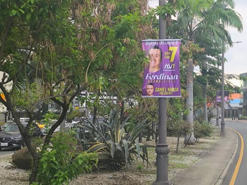 Municipio de Guayaquil retira propaganda electoral en zonas regeneradas