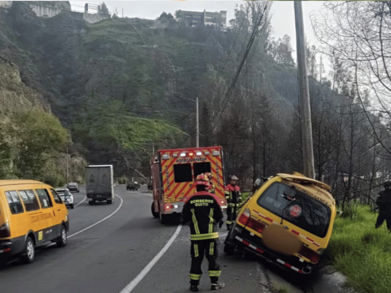 Un muerto y un herido en accidente de tránsito en la avenida Simón Bolívar, cerca del puente de Guápulo