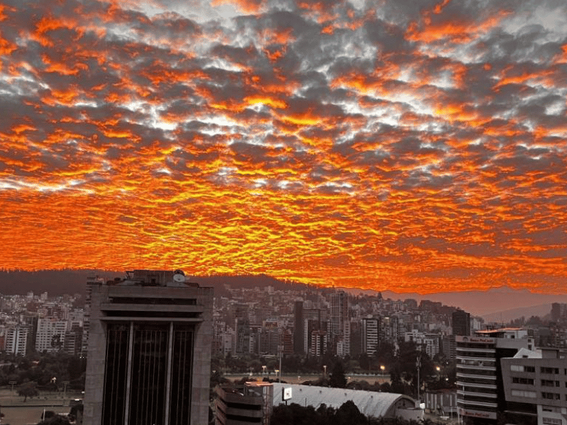 El cielo de Quito se pintó de naranja la mañana del 23 de enero