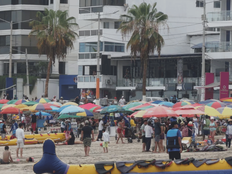 Turismo en Santa Elena sigue en auge pese a alerta de mar agitado