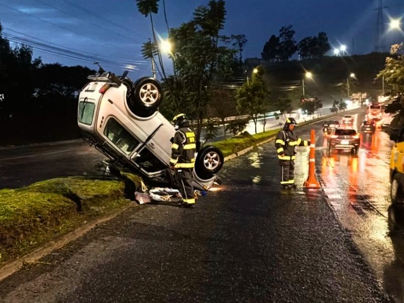 Accidente de tránsito en la avenida Simón Bolívar y deslizamiento de tierra en Quito