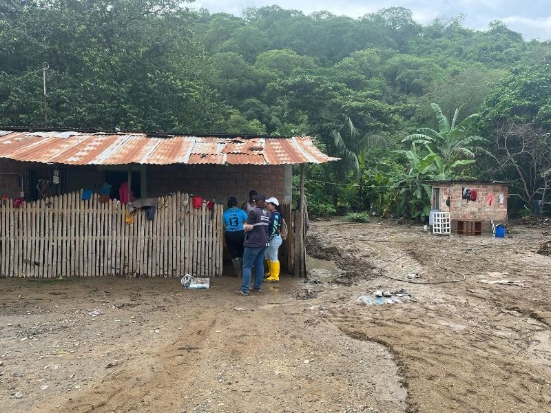 Lluvias dejan inundaciones, deslaves y cientos de afectados en cinco provincias