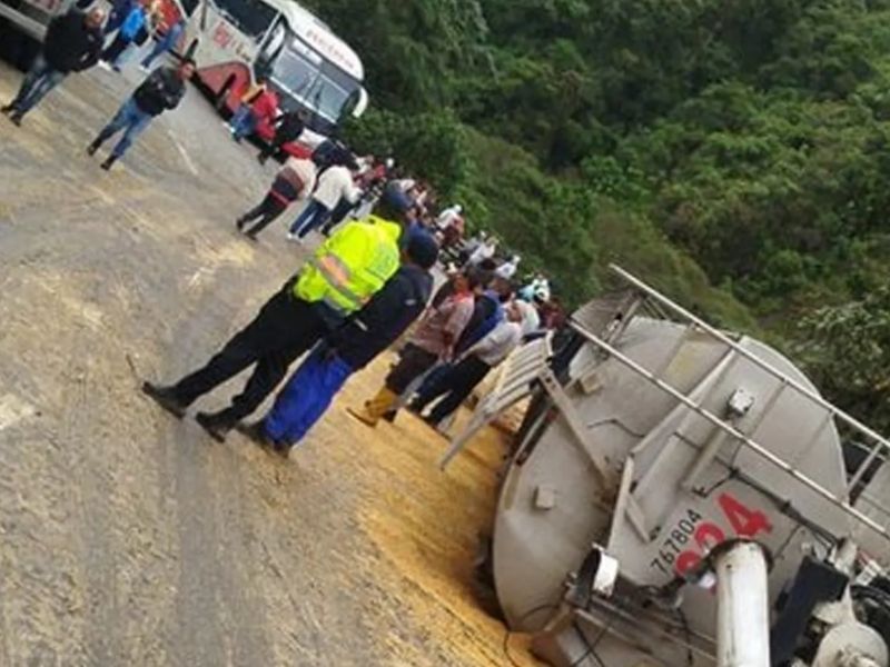 Accidente cierra la vía Alóag-Santo Domingo tras derrame de combustible