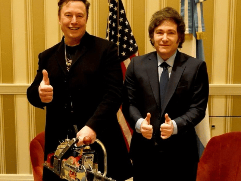 Javier Milei se reúne con Elon Musk y le regala una motosierra en Washington