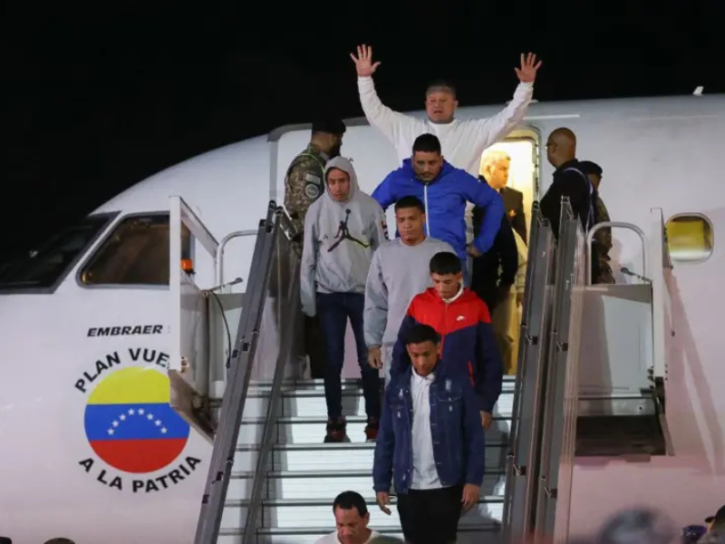 Venezuela recibe a migrantes deportados de EEUU en vuelos autorizados por Maduro