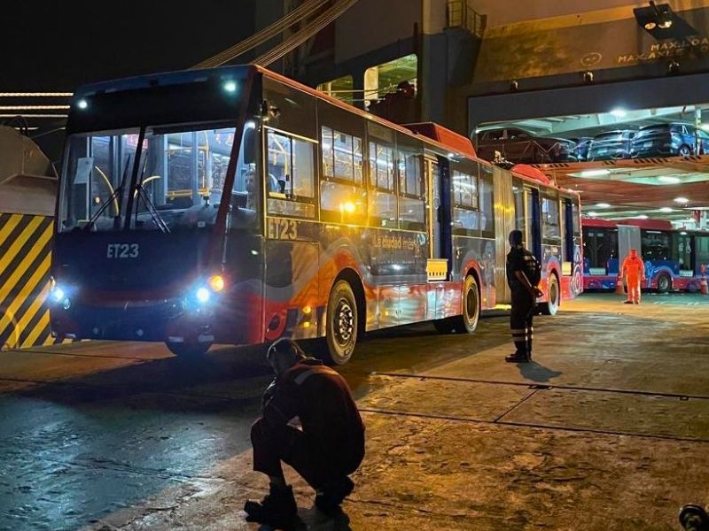 Quito avanza hacia la movilidad sostenible: llegan 59 trolebuses eléctricos a Manta