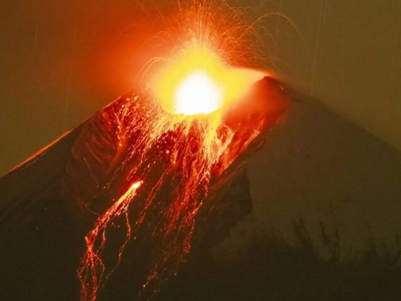 Cámaras captan flujo de material piroclástico en el volcán Sangay